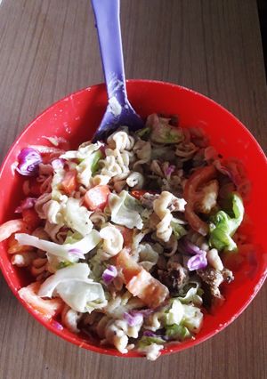 Una foto de Ensalada estilo caesar vegetariana con fideos integrales