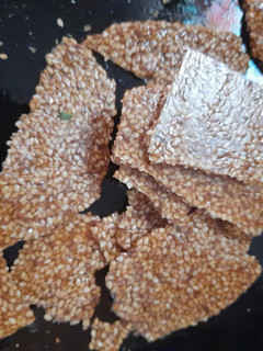 તલની ચીક્કી (Til Chikki Recipe In Gujarati) રેસીપી મુખ્ય ફોટો