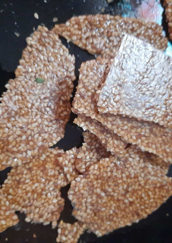 તલની ચીક્કી (Til Chikki Recipe In Gujarati) રેસીપી મુખ્ય ફોટો