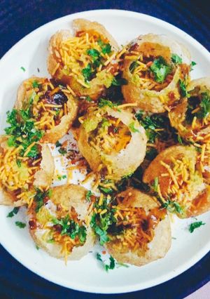A picture of Dahi sev puri.
