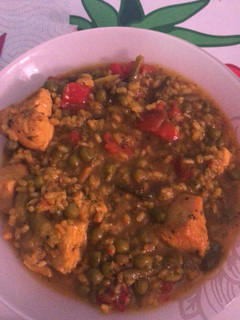 Una foto de Arroz caldoso con pollo y verdura