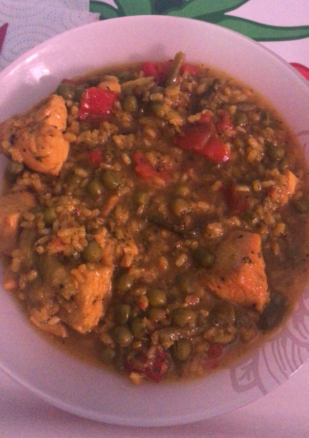 Una foto de Arroz caldoso con pollo y verdura