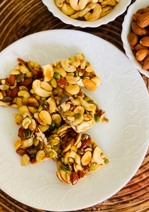 ડ્રાયફ્રુટ ચીક્કી (Dryfruit Chikki Recipe In Gujarati) રેસીપી મુખ્ય ફોટો