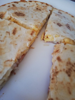 Töltött tortilla reggelire recept fotója