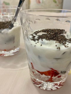 Una foto de Yogurt con fruta y semillas