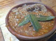 Una foto de guiso de menudo