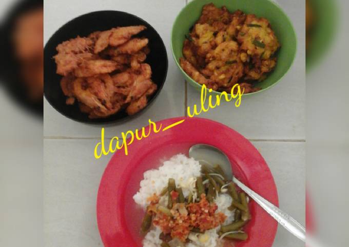 Udang goreng crispy, dadar jagung, sayur asem, sambal tubruk