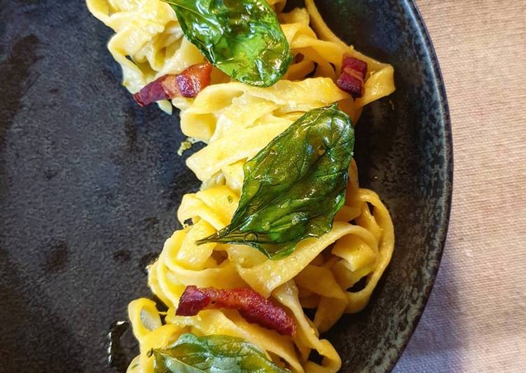 Tagliatelle alla zucca con pesto montato, pancetta e basilico croccante