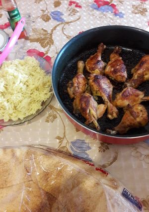 صورة لوصفة فخاذ مشوية بالفرن مع رز اصفر