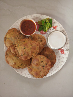 મગ દાળ મસાલા પૂરી (Moong Dal Masala Poori Recipe In Gujarati) રેસીપી મુખ્ય ફોટો