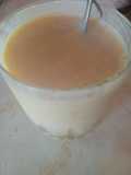 Licuado de yogurt integral o natural y duraznos