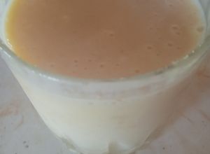 Una foto de Licuado de yogurt integral o natural y duraznos