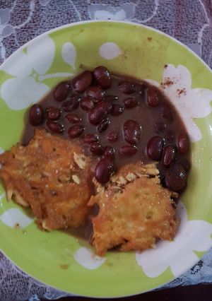 Una foto de Tortas de pollo en salsa verde