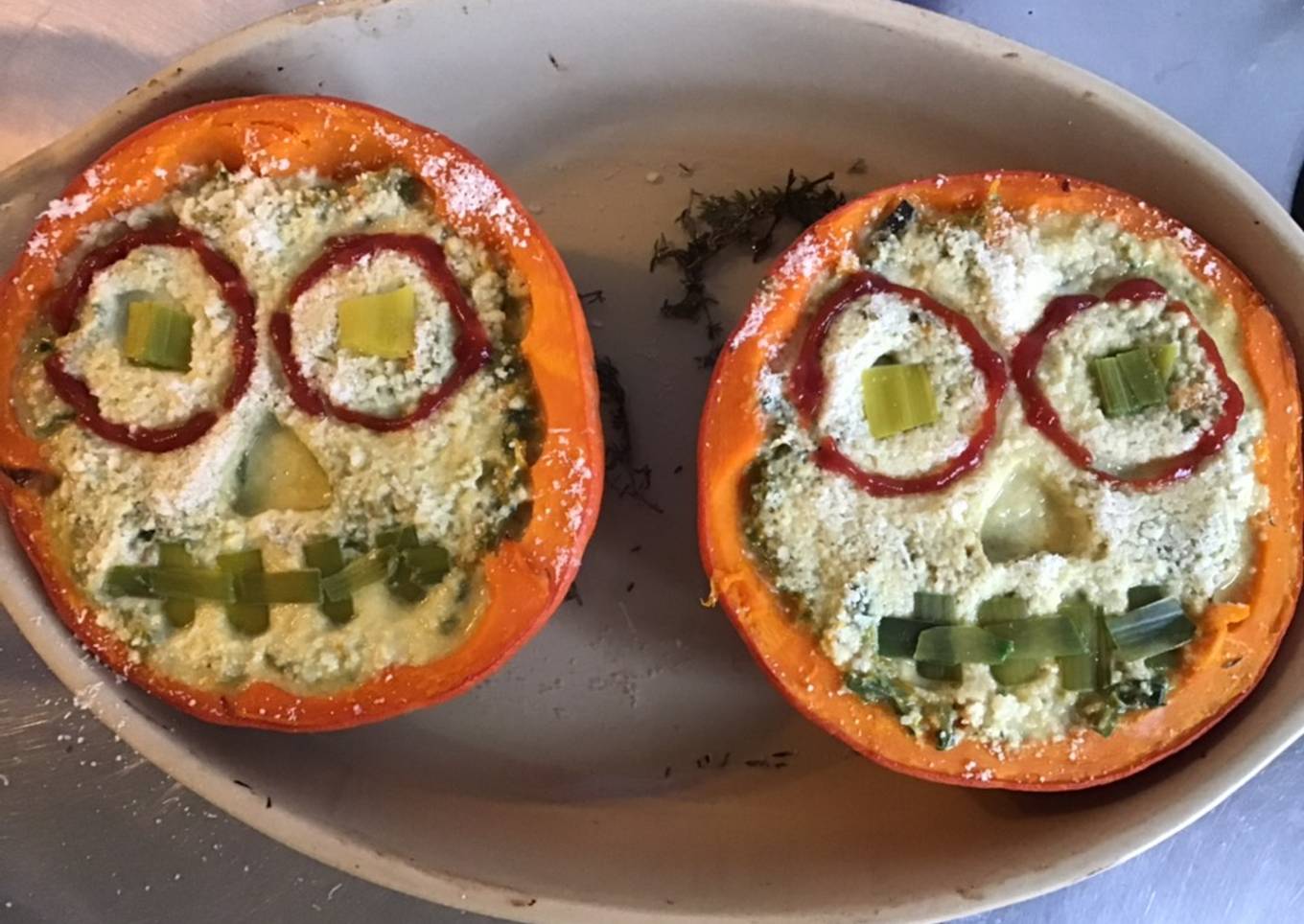 Potimarron d Halloween farcis poireaux et parmesan