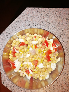 Una foto de Ensalada de garbanzos #recetas de verano