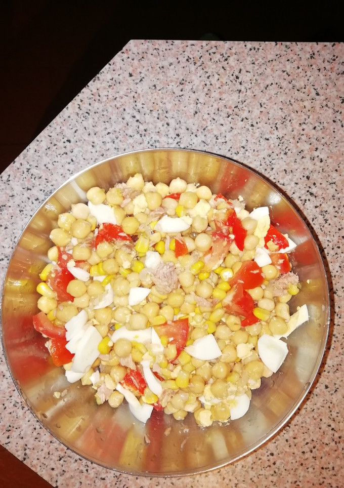 Una foto de Ensalada de garbanzos #recetas de verano