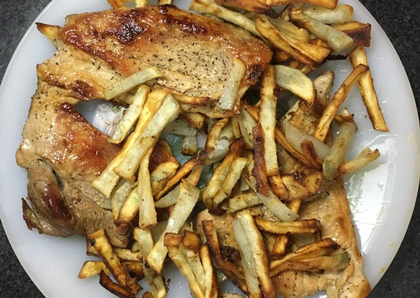 Batata frita con aceite de coco y bistecs de cerdo