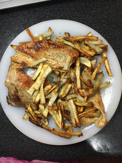 Una foto de Batata frita con aceite de coco y bistecs de cerdo