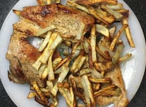 Foto principal de Batata frita con aceite de coco y bistecs de cerdo