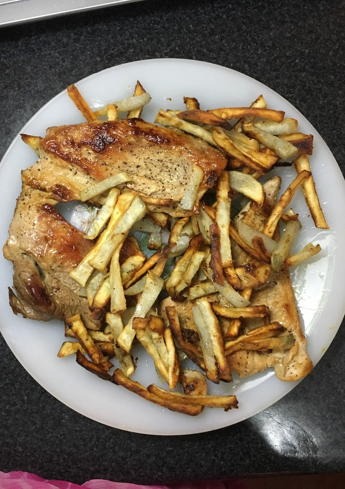 Una foto de Batata frita con aceite de coco y bistecs de cerdo