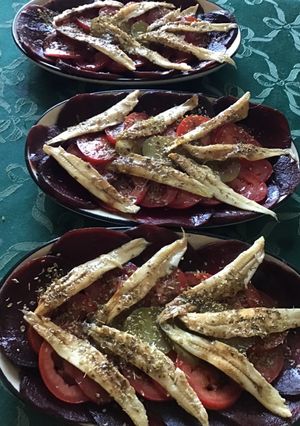 Une photo de Carpaccio de betterave tomates anchois et cornichons américains