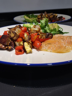 Una foto de Verduras asadas con salmón ahumado