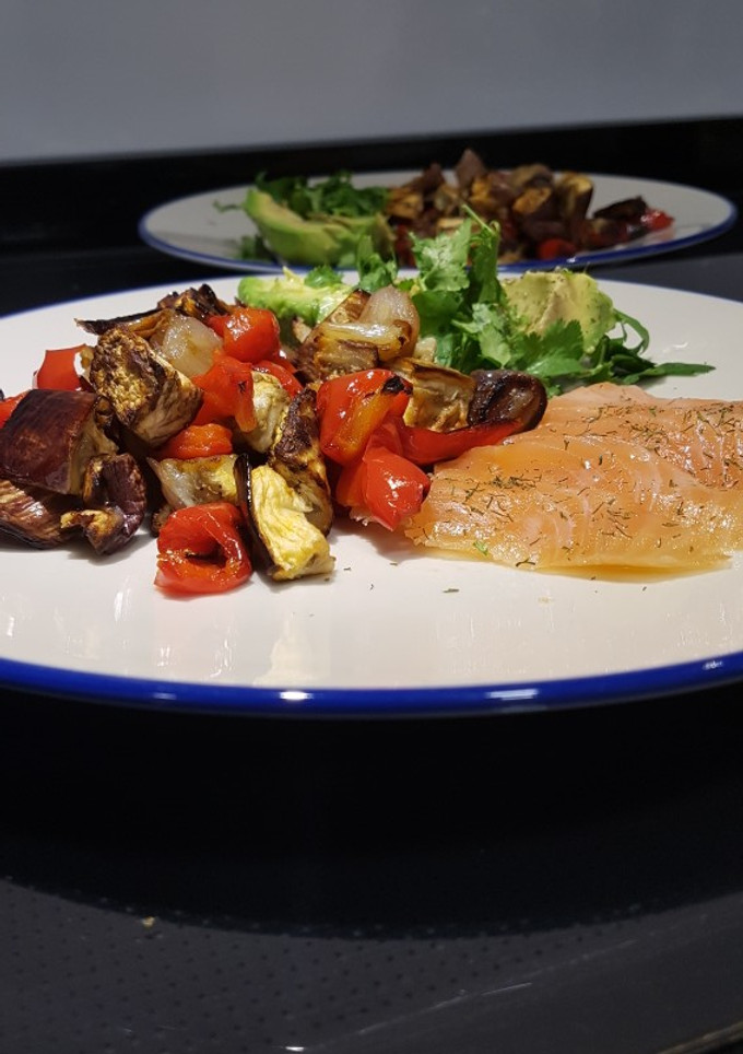 Una foto de Verduras asadas con salmón ahumado