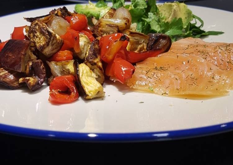 Verduras asadas con salmón ahumado