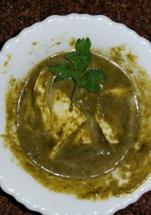 A picture of Palak paneer.