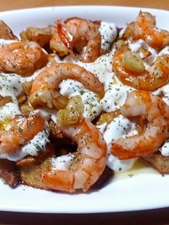 Una foto de Patatas bravas con gambas al ajillo