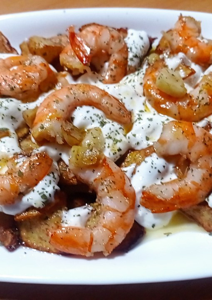 Una foto de Patatas bravas con gambas al ajillo