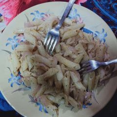 A picture of White sauce pasta.