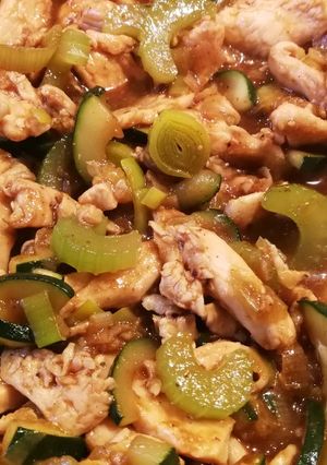Cukkinis zelleres szójás csirke recept fotója