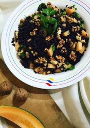 Foto di Insalata di riso Venere con noci e melone