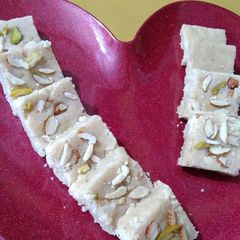 A picture of Peanuts Burfi.