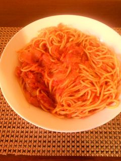 Una foto de Espaguettis con sobrasada y tomate