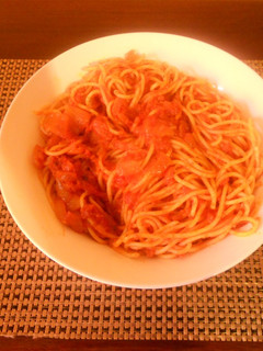 Una foto de Espaguettis con sobrasada y tomate