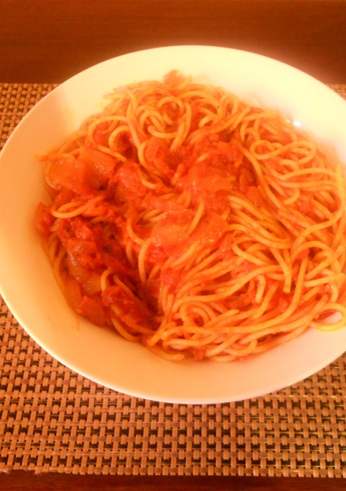 Una foto de Espaguettis con sobrasada y tomate