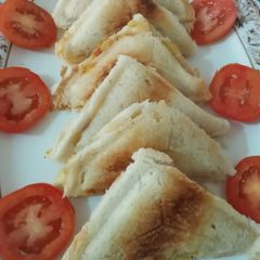 A picture of Jhat pat sandwiches 😋😋😋😋.