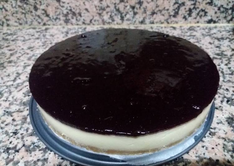 Tarta de queso con mermelada de cerezas