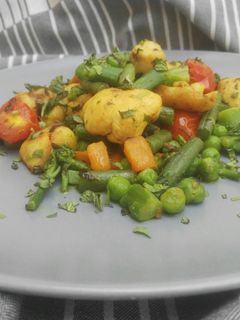 Una foto de Pollo aromático con verduras