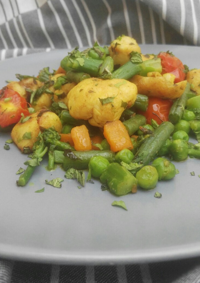 Una foto de Pollo aromático con verduras