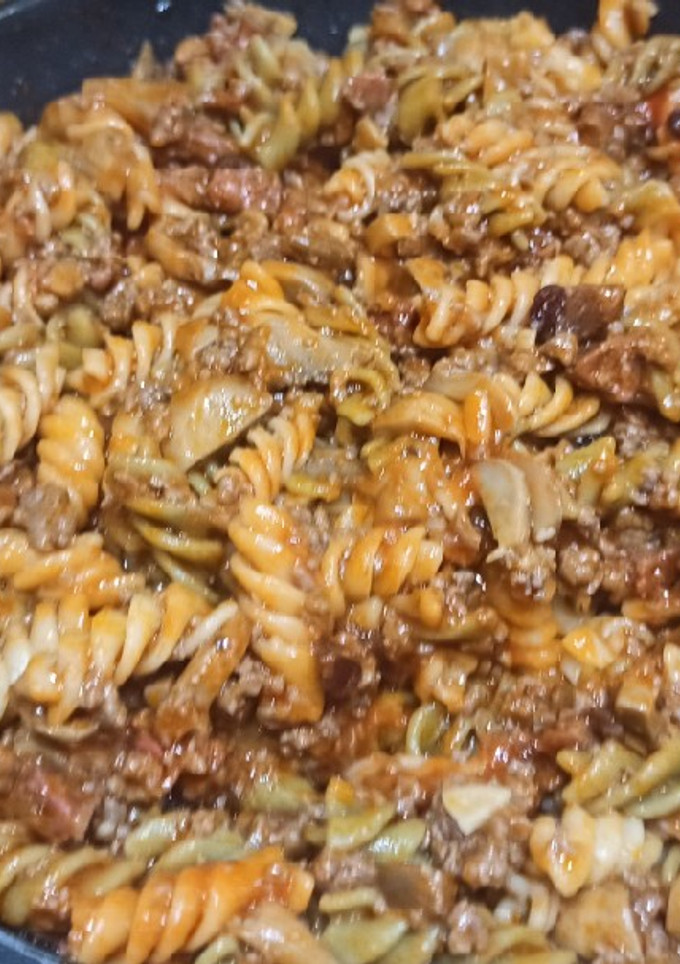 Una foto de Macarrones tricolor, chorizo y champiñones con pasas