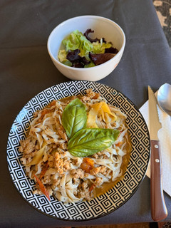 Una foto de Fetuccini de Konjak con tomates cherry, calabacín, picada de pavo y albahaca (Aptos fase 2)