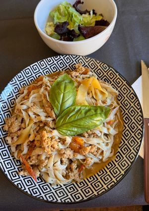 Una foto de Fetuccini de Konjak con tomates cherry, calabacín, picada de pavo y albahaca (Aptos fase 2)