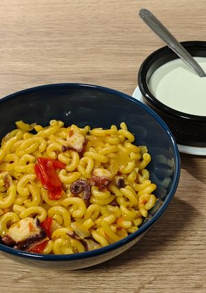 Una foto de Fideuà de Pulpo con Salsa GriegOli