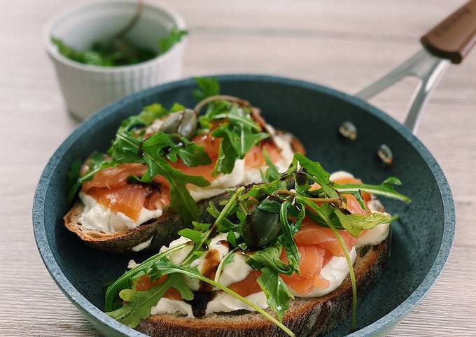 Salmon bruschetta with lime mousse💚