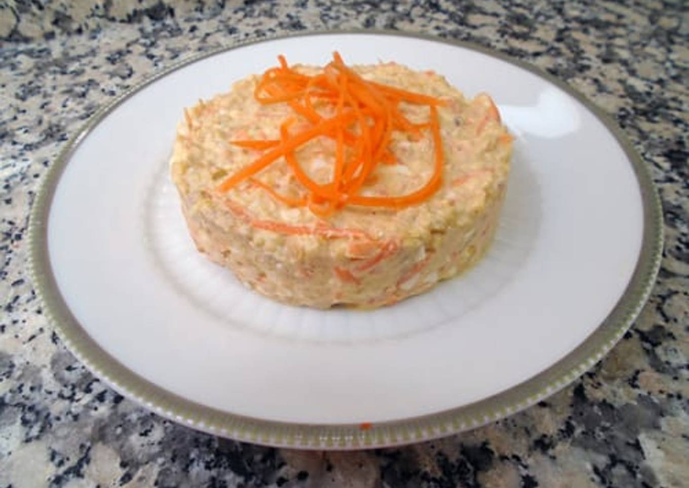 Ensaladilla de garbanzos, huevo, atún y zanahoria