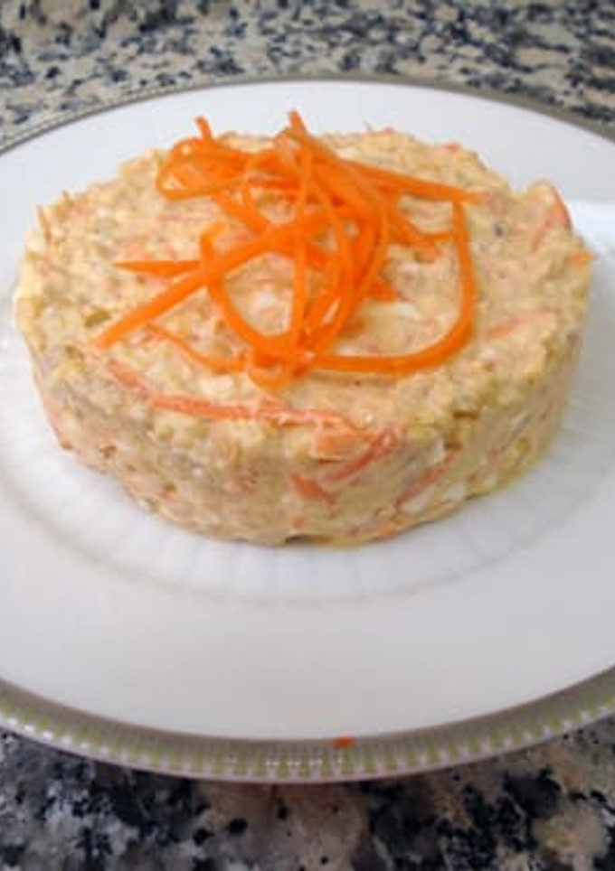 Una foto de Ensaladilla de garbanzos, huevo, atún y zanahoria