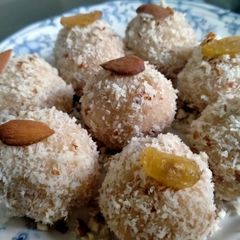 A picture of Coconut ladoo.